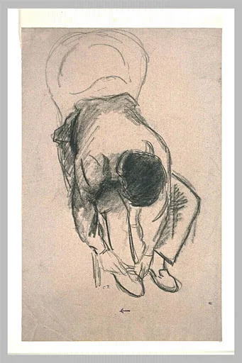 Jeune homme assis laçant ses souliers