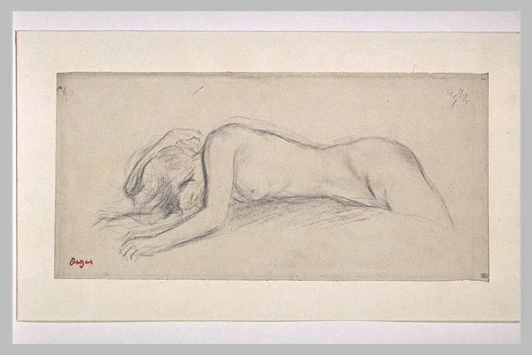 Femme couchée sur le ventre