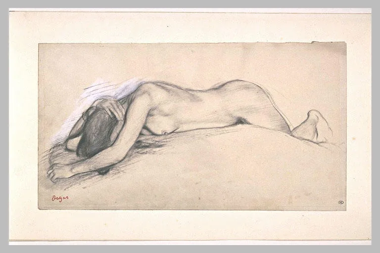 Femme nue couchée sur le ventre