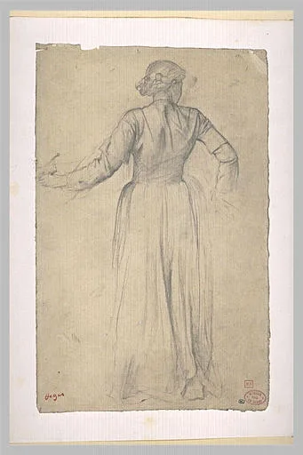 Femme debout, de dos, vêtue d'une longue robe