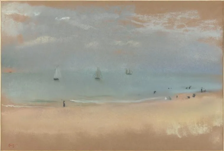 Au bord de la mer, sur une plage, trois voiliers au loin