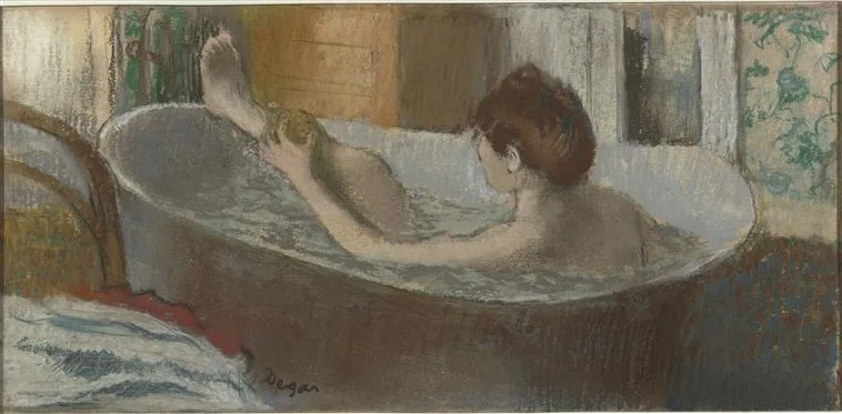 Femme dans son bain s'epongeant la jambe