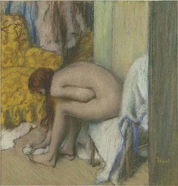 Femme a sa toilette essuyant son pied gauche