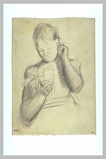 Femme en buste, portant la main gauche à l'oreille