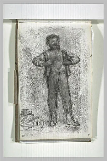 Homme debout, de face, ouvrant sa chemise
