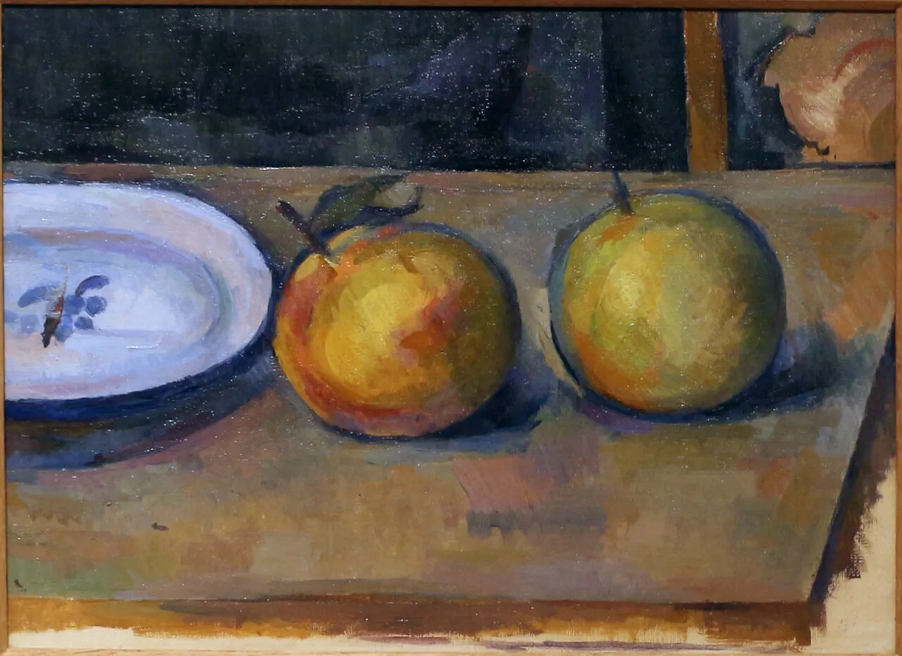 Deux pommes sur une table
